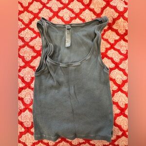 Skims Women’s blue cropped tank top - good condition, pretty worn